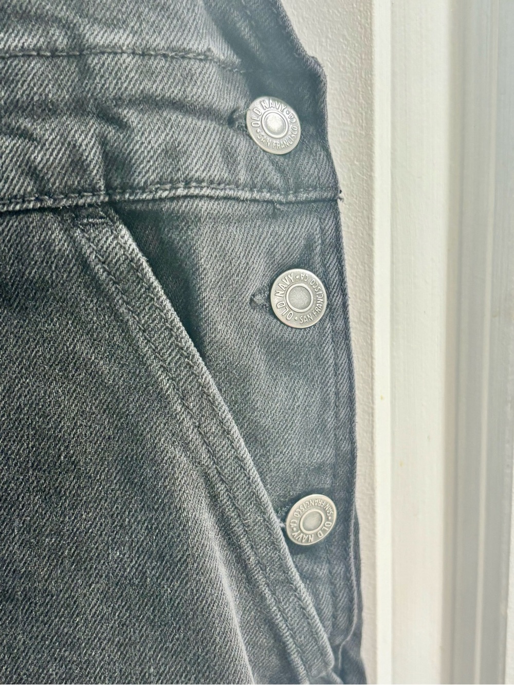 Old Navy Black Women's Denim Overalls with Front Pocket - Picture 5 of 12
